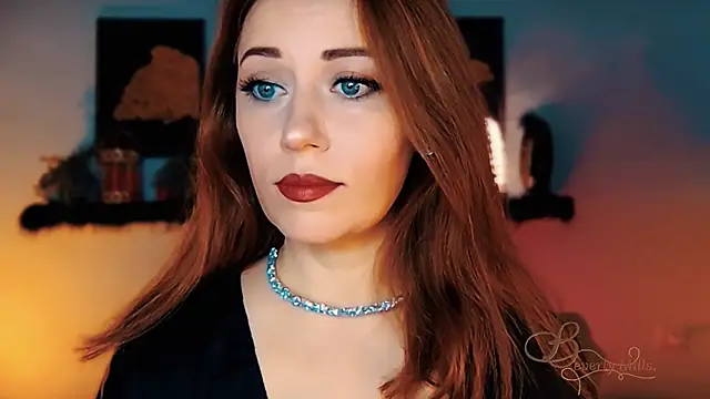 Snapshot of MissBeverlyMills chatting on 11/28/25, 04:15 MissBeverlyMills online show from 11/28/25, 04:15