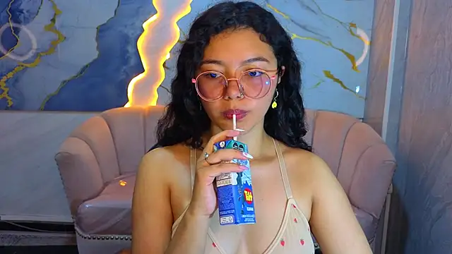 victoria castillo b online show from 04/24/26, 07:38