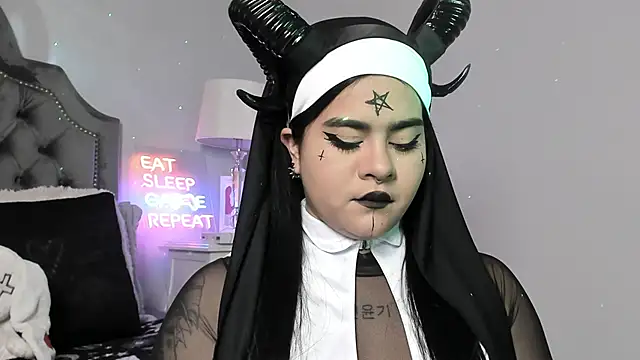 Snapshot of atena_hill chatting on 10/25/25, 07:41 atena hill online show from 10/25/25, 07:41