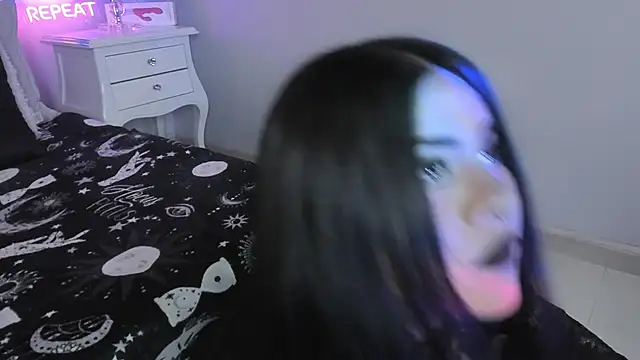 Snapshot of atena_hill chatting on 12/20/25, 07:32 atena hill online show from 12/20/25, 07:32