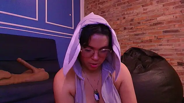 Emmapark  online show from 11/19/25, 06:41