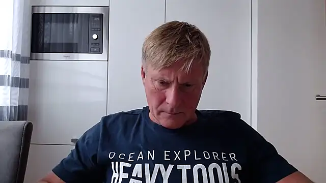 Snapshot of johnnym1 chatting on 10/01/25, 02:45 johnnym1 online show from 10/01/25, 02:45