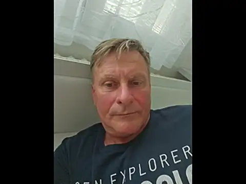 Snapshot of johnnym1 chatting on 03/31/26, 01:22 johnnym1 online show from 03/31/26, 01:22