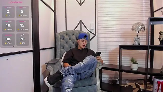 Snapshot of JuniorMorris_ chatting on 09/30/25, 09:53 JuniorMorris online show from 09/30/25, 09:53