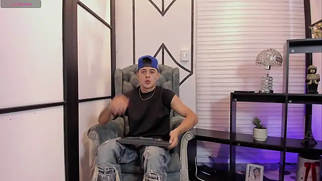 Snapshot of JuniorMorris_ chatting on 10/09/25, 09:24 JuniorMorris online show from 10/09/25, 09:24