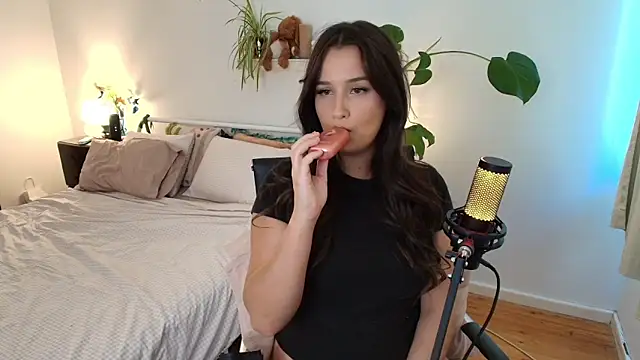 Snapshot of Lenas_Room chatting on 03/23/26, 07:01 Lenas Room online show from 03/23/26, 07:01