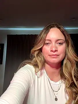 Snapshot of Sophie_Raegan chatting on 12/22/25, 04:04 Sophie Raegan online show from 12/22/25, 04:04