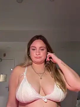 Snapshot of Sophie_Raegan chatting on 03/05/26, 06:48 Sophie Raegan online show from 03/05/26, 06:48