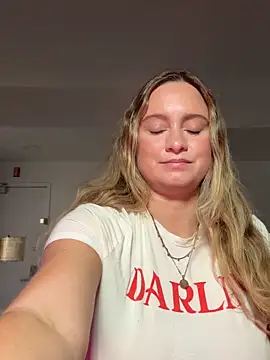 Snapshot of Sophie_Raegan chatting on 03/17/26, 03:37 Sophie Raegan online show from 03/17/26, 03:37