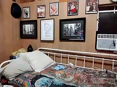 Snapshot of AlphaAlluring69 chatting on 01/05/25, 05:51 AlphaAlluring69 online show from 01/05/25, 05:51