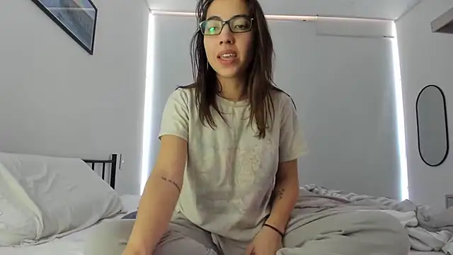 Snapshot of Sophi__a chatting on 02/05/26, 02:43 Sophi a online show from 02/05/26, 02:43