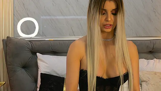 Snapshot of MiaCharm chatting on 02/05/26, 09:52 MiaCharm online show from 02/05/26, 09:52