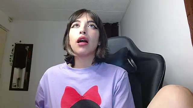 Snapshot of liisaxxx chatting on 12/24/24, 10:01 liisaxxx online show from 12/24/24, 10:01