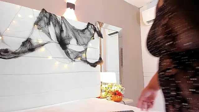 Lilly 2809  online show from 10/22/25, 04:35