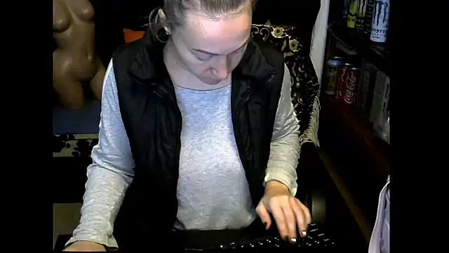 wLESLYMOSw online show from 12/02/25, 09:03