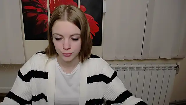 Snapshot of AliceFlirtt_ chatting on 12/07/24, 12:35 AliceFlirtt online show from 12/07/24, 12:35