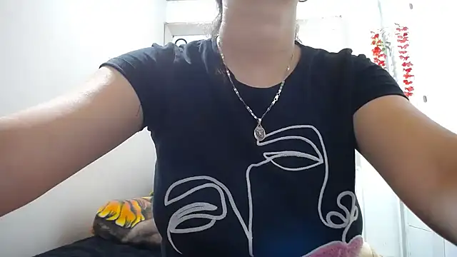 Snapshot of Luna_girlhot_ chatting on 04/06/26, 05:25 Luna girlhot online show from 04/06/26, 05:25