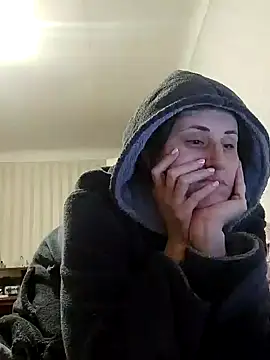 Snapshot of emeli_moon chatting on 01/29/25, 11:35 emeli moon online show from 01/29/25, 11:35
