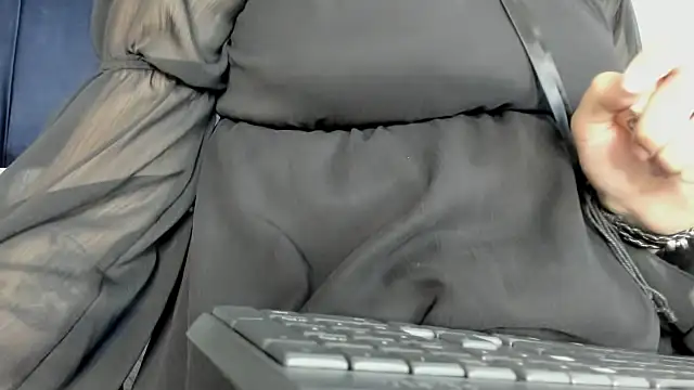 Adeelinee online show from 01/31/25, 07:51