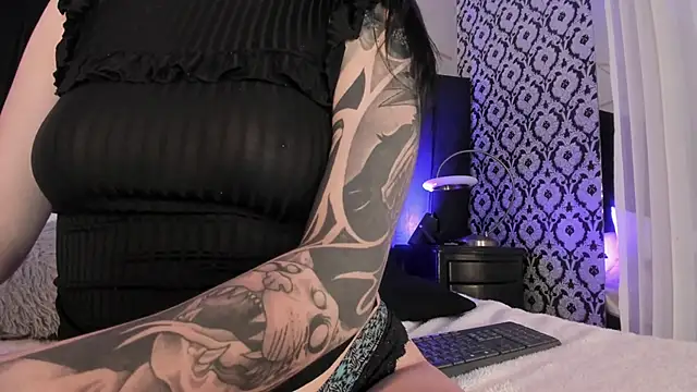 Adeelinee online show from 11/26/25, 07:59