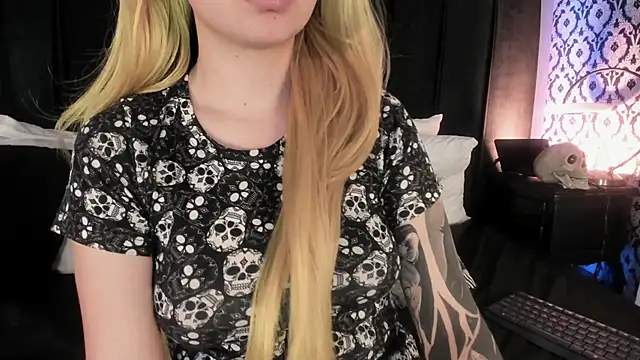 Snapshot of Adeelinee chatting on 01/17/26, 07:50 Adeelinee online show from 01/17/26, 07:50