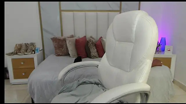 annita cooper  online show from 10/16/25, 04:08