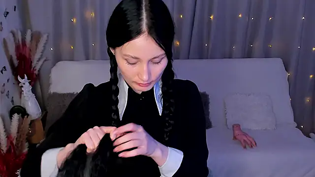 Snapshot of LisaMooore chatting on 02/13/25, 10:43 LisaMooore online show from 02/13/25, 10:43