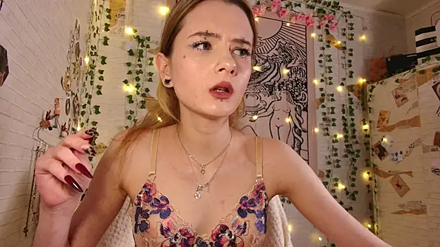 Snapshot of summerhazeee chatting on 02/03/26, 06:02 summerhazeee online show from 02/03/26, 06:02