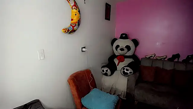 Snapshot of SweetKim21 chatting on 02/13/25, 03:18 SweetKim21 online show from 02/13/25, 03:18