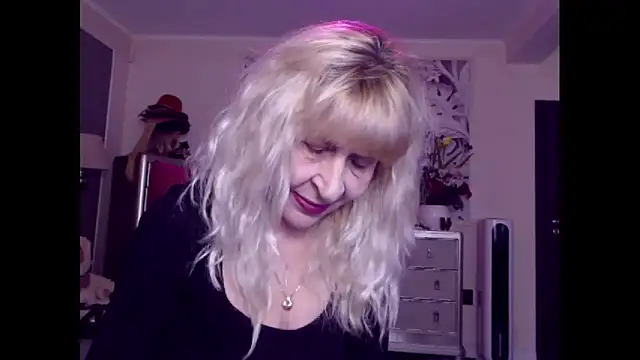 Snapshot of HornyMilf_555 chatting on 10/15/25, 01:00 HornyMilf 555 online show from 10/15/25, 01:00