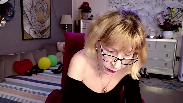 Snapshot of HornyMilf_555 chatting on 04/04/26, 09:18 HornyMilf 555 online show from 04/04/26, 09:18