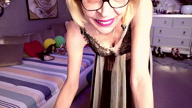 Snapshot of HornyMilf_555 chatting on 04/23/26, 10:14 HornyMilf 555 online show from 04/23/26, 10:14