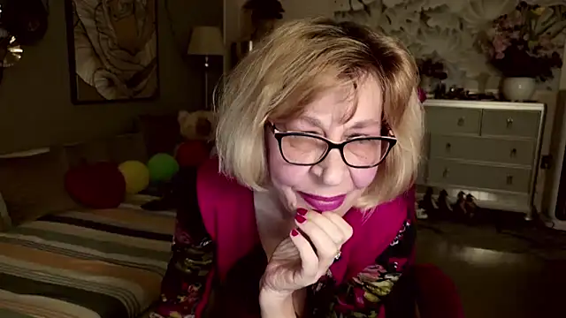 Snapshot of HornyMilf_555 chatting on 05/12/26, 05:15 HornyMilf 555 online show from 05/12/26, 05:15