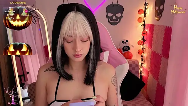 Snapshot of violet_ch chatting on 10/24/25, 05:31 violet ch online show from 10/24/25, 05:31