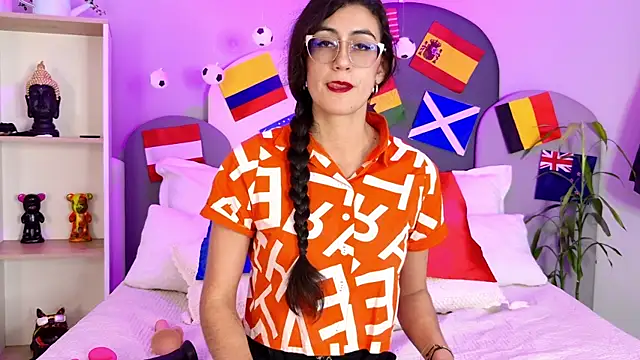 Snapshot of SophieGomez22 chatting on 07/04/26, 11:49 SophieGomez22 online show from 07/04/26, 11:49