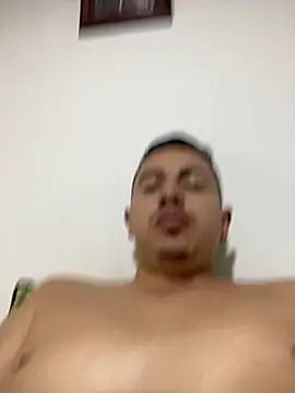 Snapshot of DanielGomez9 chatting on 01/14/25, 02:40 DanielGomez9 online show from 01/14/25, 02:40