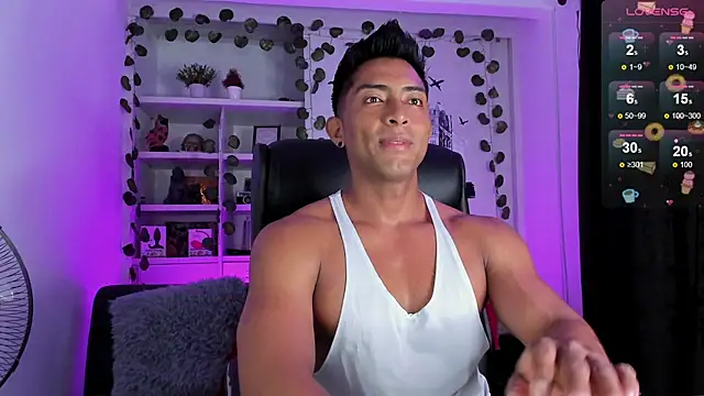 Snapshot of Couple_muscle1 chatting on 12/26/24, 10:20 Couple muscle1 online show from 12/26/24, 10:20