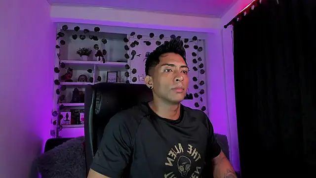 Snapshot of Couple_muscle1 chatting on 01/04/25, 09:20 Couple muscle1 online show from 01/04/25, 09:20