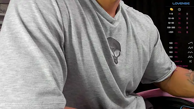 Snapshot of Couple_muscle1 chatting on 01/13/25, 11:17 Couple muscle1 online show from 01/13/25, 11:17