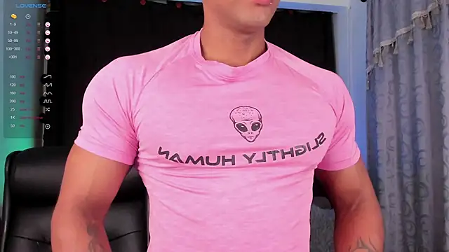 Snapshot of Couple_muscle1 chatting on 02/19/25, 02:12 Couple muscle1 online show from 02/19/25, 02:12