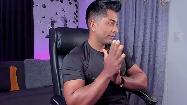 Snapshot of Couple_muscle1 chatting on 03/17/25, 02:01 Couple muscle1 online show from 03/17/25, 02:01