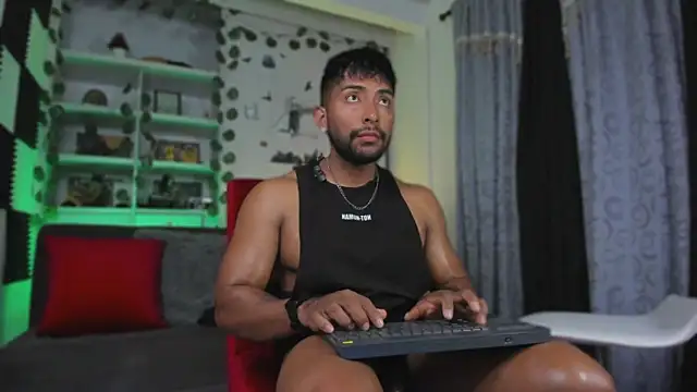 Snapshot of Couple_muscle1 chatting on 11/27/25, 07:38 Couple muscle1 online show from 11/27/25, 07:38