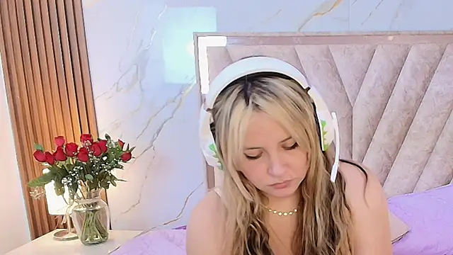 Snapshot of Annie_mone chatting on 01/13/26, 09:09 Annie mone online show from 01/13/26, 09:09