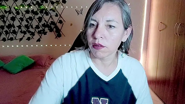 Lady breaks hearts online show from 11/20/25, 09:14