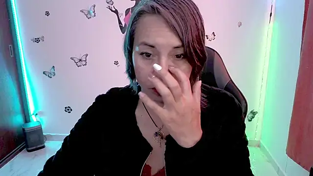 Snapshot of Lady_breaks_hearts chatting on 07/15/26, 01:38 Lady breaks hearts online show from 07/15/26, 01:38