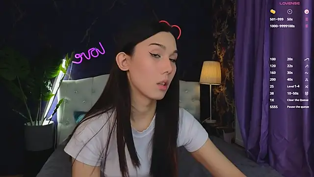 Snapshot of Kaia_Sunshine_Mia chatting on 02/08/25, 03:00 Kaia Sunshine Mia online show from 02/08/25, 03:00
