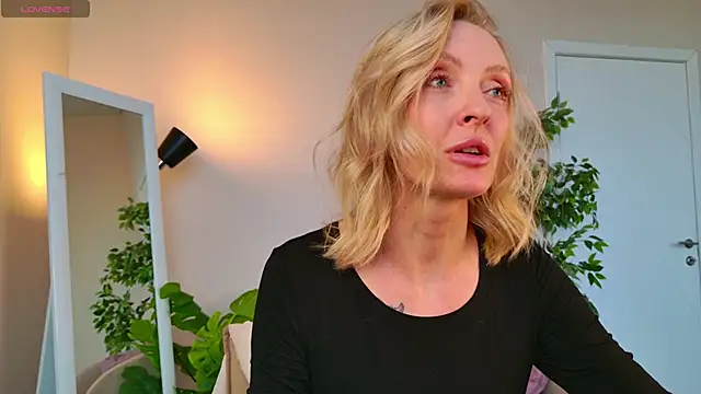 Snapshot of sexuallycorrecte chatting on 03/08/26, 01:15 sexuallycorrecte online show from 03/08/26, 01:15