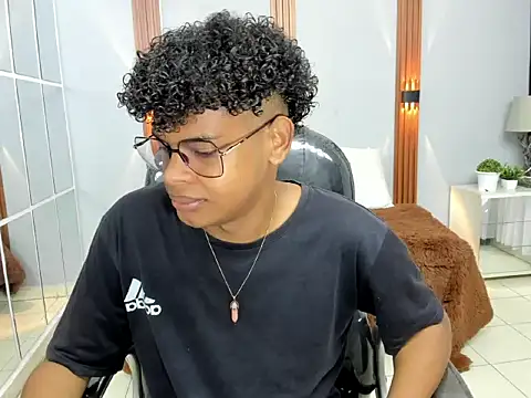 Snapshot of boylittle19cm chatting on 09/14/25, 12:04 boylittle19cm online show from 09/14/25, 12:04