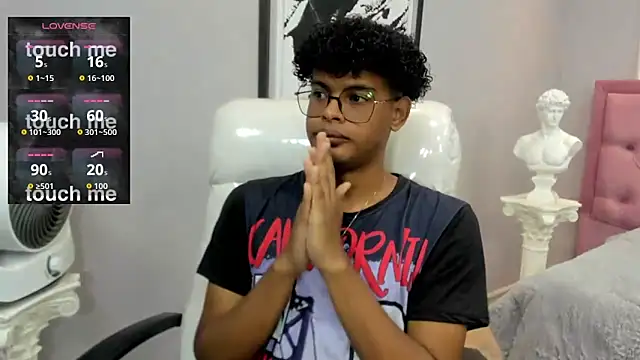 Snapshot of boylittle19cm chatting on 11/08/25, 12:38 boylittle19cm online show from 11/08/25, 12:38