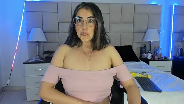 Snapshot of IsisLoveyes_ chatting on 01/02/25, 12:23 IsisLoveyes online show from 01/02/25, 12:23